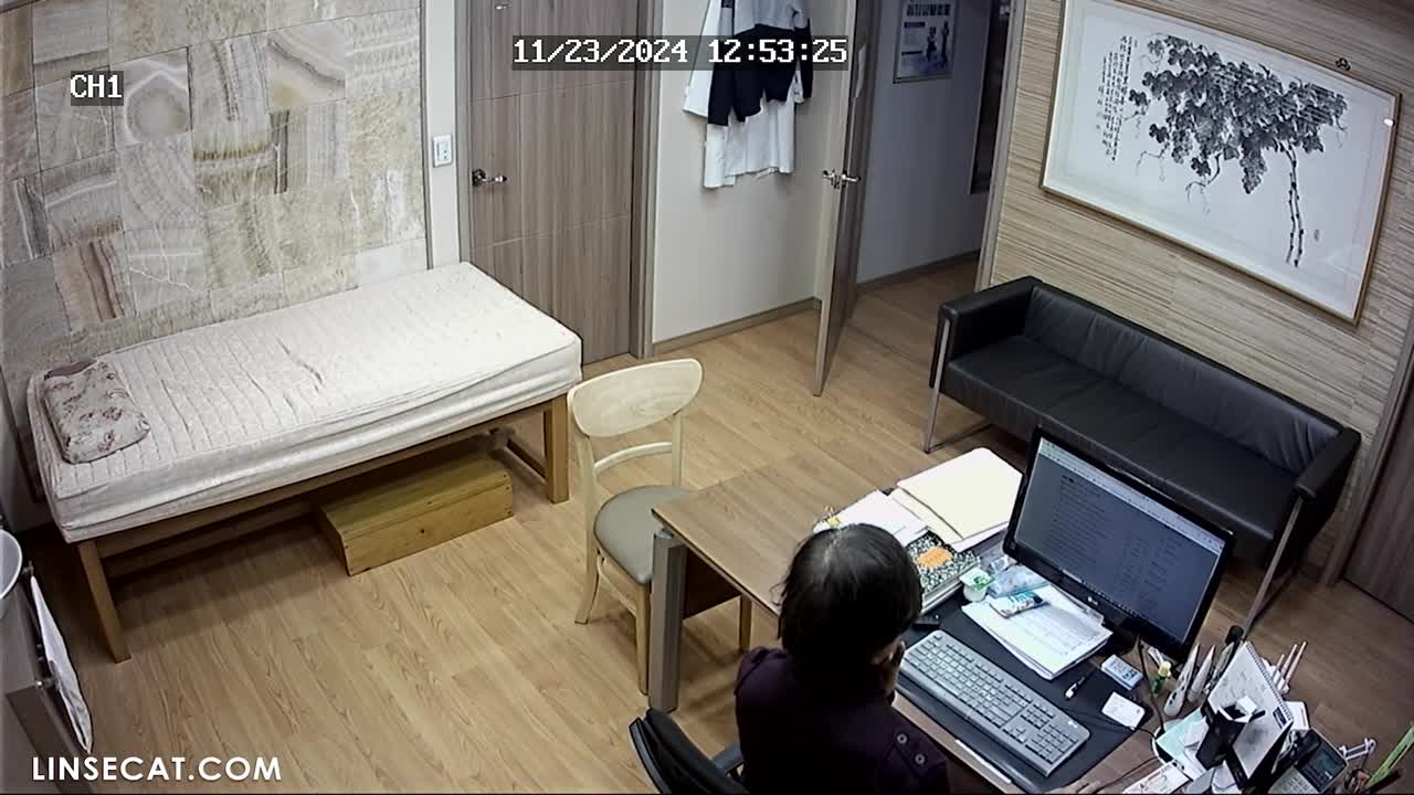 [신작] 중년 남성 세 명의 성적 만남_ 한 명은 노래방에서 바람을 피우고, 한 명은 아내와 관계를 맺으며 젊은 남성들보다 뛰어난 체력을 보여주고, 마지막 한 명은 간호사가 나간 후 성인 비디오를 보며 자위하는 의사다. [해킹된 한국 IP 카메라] [단독 영상] 썸네일