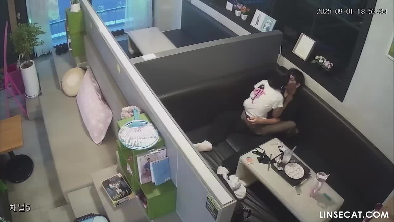 [신작] 귀여운 소녀가 처음으로 BDSM에 도전합니다. 남자친구가 그녀의 목에 벨트를 묶고 손가락으로 자극하자, 그녀의 음핵에서 시작된 강렬한 쾌감이 온몸으로 퍼져나가며 그녀는 몸을 떨었습니다. [해킹된 한국 IP 카메라] [단독 영상] 썸네일