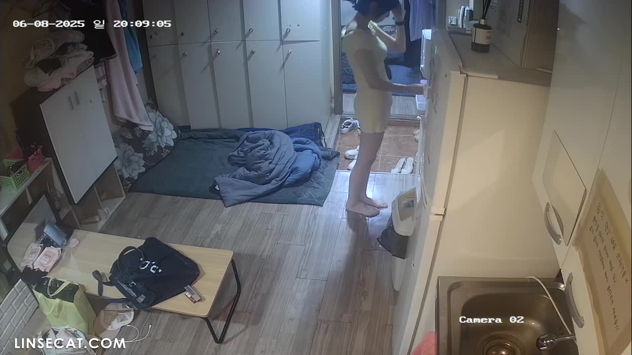 [신작] 펍 라운지. 예쁜 여자들이 옷을 갈아입고 있다. 이 여성스러운 방에서 남자들은 원초적인 충동으로 가득 차 있다. [해킹된 한국 IP 카메라] [단독 영상] 썸네일