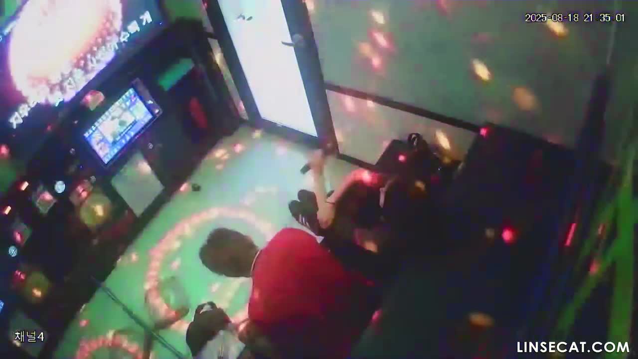 [신작] 여자친구는 크롭탑을 입고 있었고, 그는 손가락으로 그녀를 오르가즘에 이르게 했다. 여자친구는 또한 그의 바지 속으로 손을 넣어 핸드잡을 해줬다. [한국 노래방 해킹 영상] [단독 영상] 썸네일