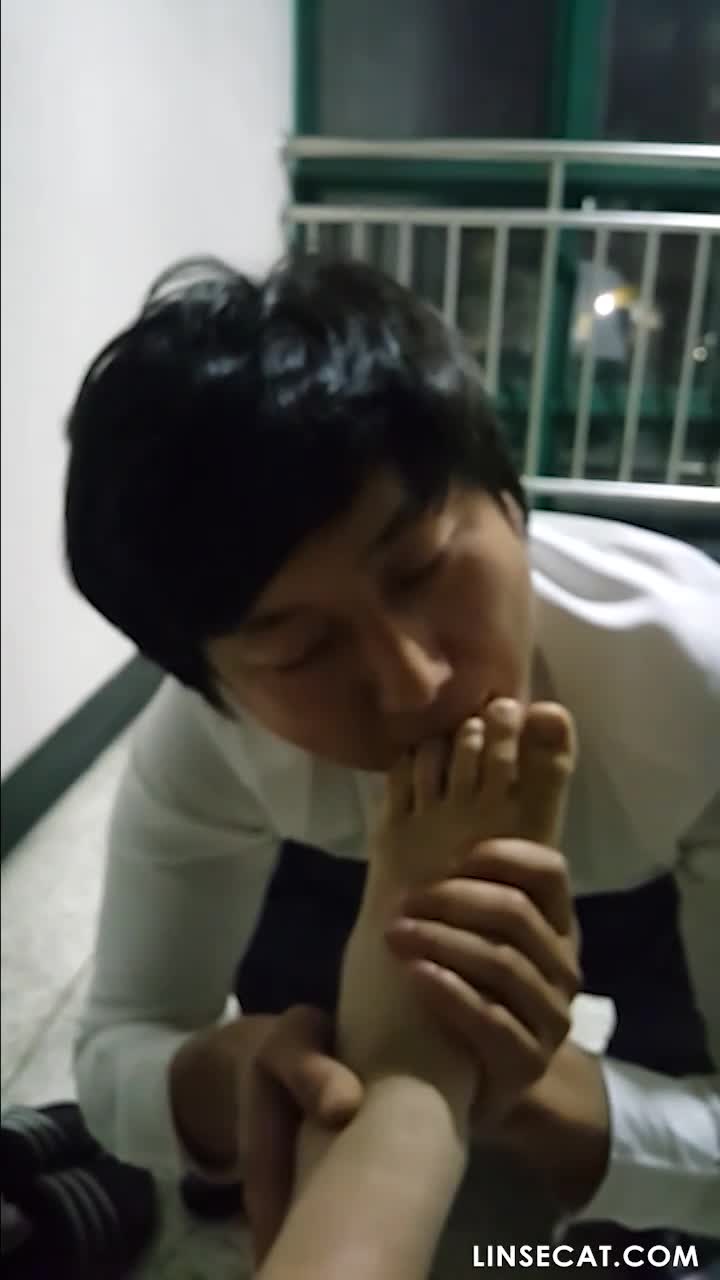 발 페티시가 있는 한 한국 남성이 한 달 만에 여러 명의 미녀와 성관계를 맺었다. 평범해 보이는 남성이 어떻게 이토록 멋진 로맨틱한 경험을 할 수 있었는지 놀랍다 썸네일