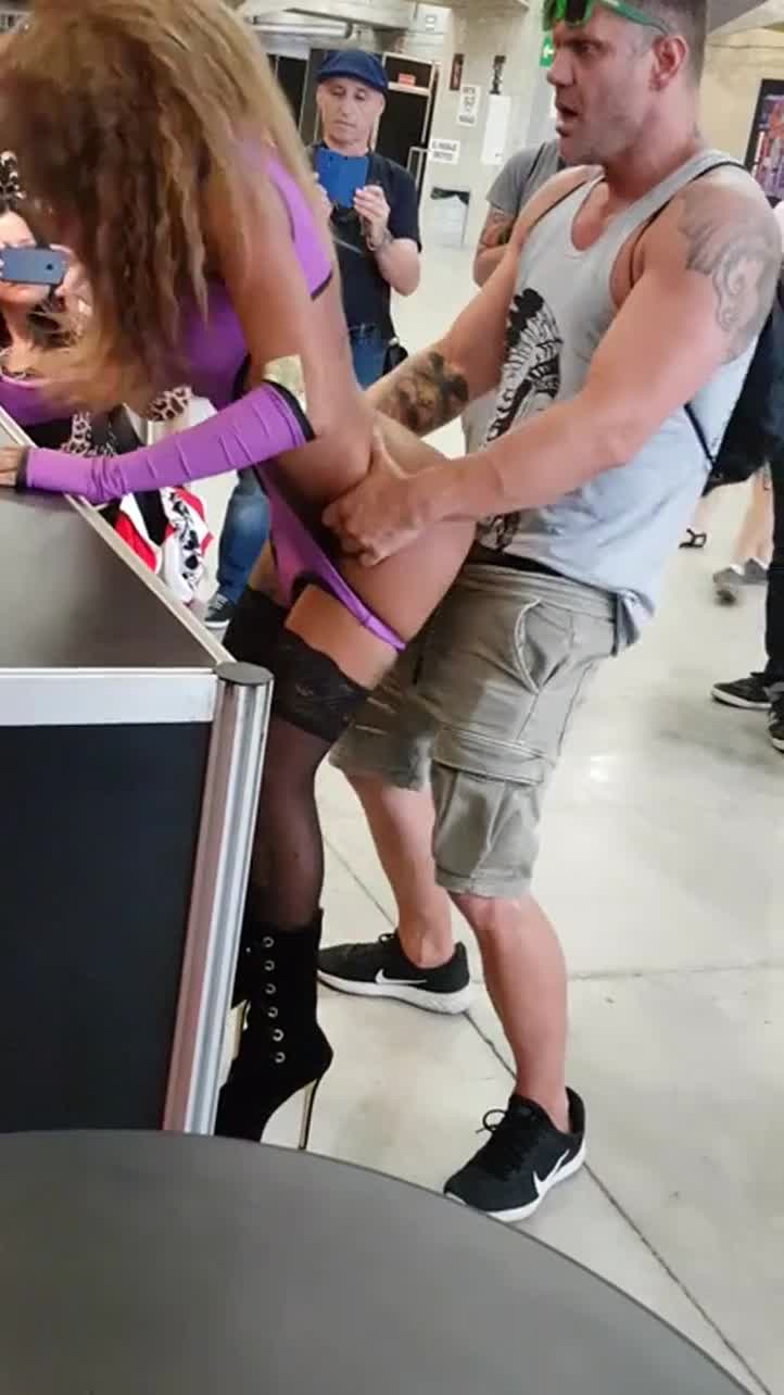 지하철역에서 이게 먼 일이여__ 구경하는 사람들 썸네일