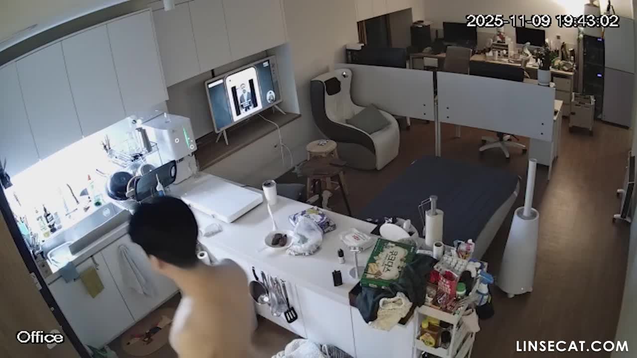 [신작] 경기도의 한 사진 스튜디오에서 한 커플이 세 차례 성관계를 가졌다. 남성은 포르노 영상 속 남성 배우를 흉내 내며 발기한 성기로 여자친구의 얼굴을 때리는 등 추태를 부렸다. [해킹당한 한국 가정용 IP 카메라 영상] [단독 영상] 썸네일